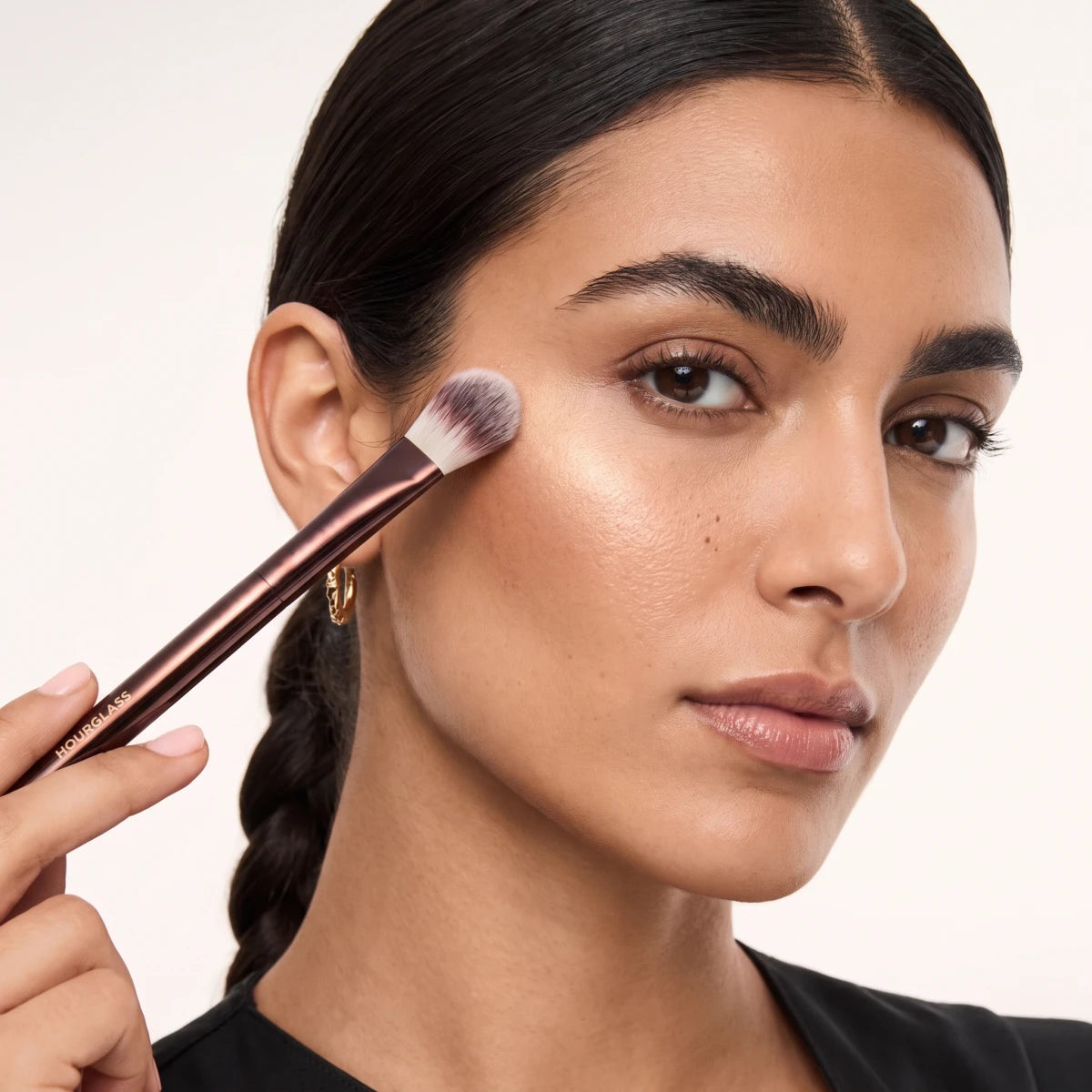 Hourglass Nº 2 Foundation Brush – Fondöten & Allık Fırçası