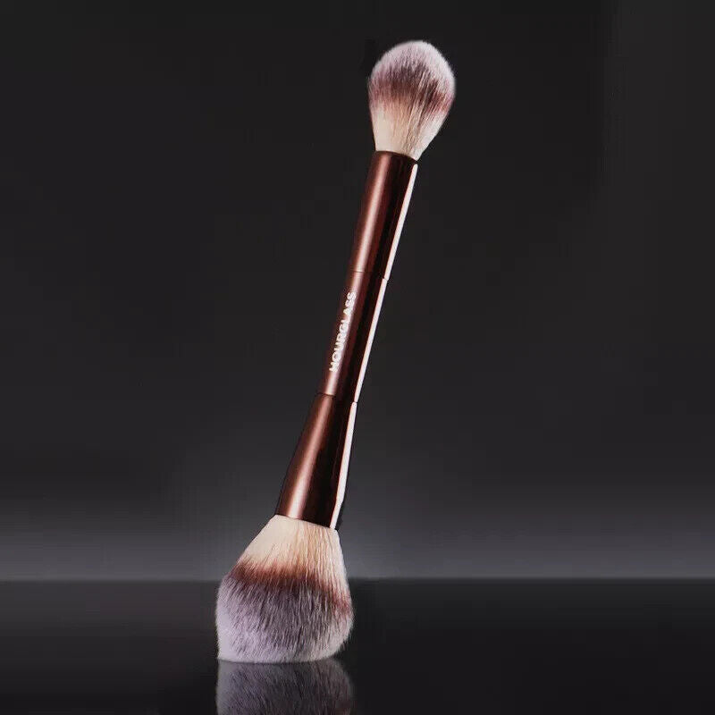 Hourglass Veil™ Çift Uçlu Pudra Fırçası