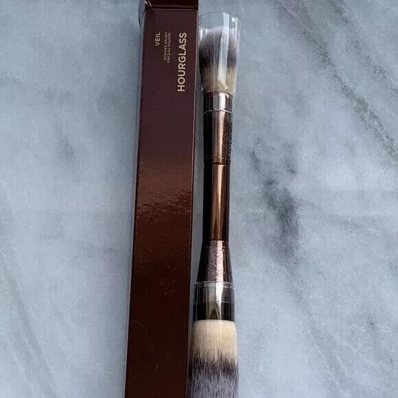 Hourglass Veil™ Çift Uçlu Pudra Fırçası