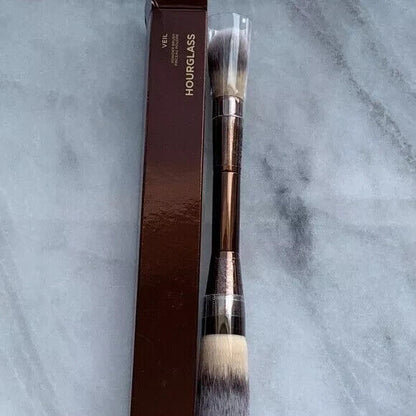 Hourglass Veil™ Çift Uçlu Pudra Fırçası
