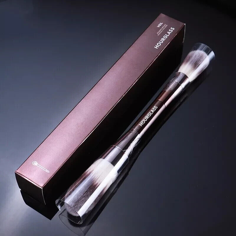 Hourglass Veil™ Çift Uçlu Pudra Fırçası